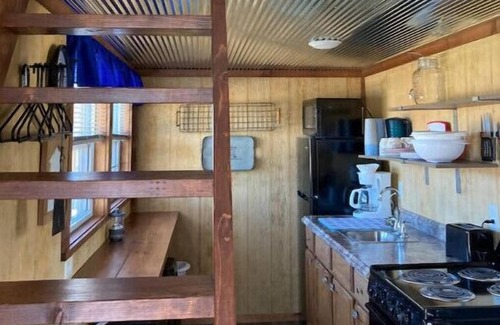Leasburg House | Tiny House #3 – One bedroom cabin near wineries, caves, hiking & floating!