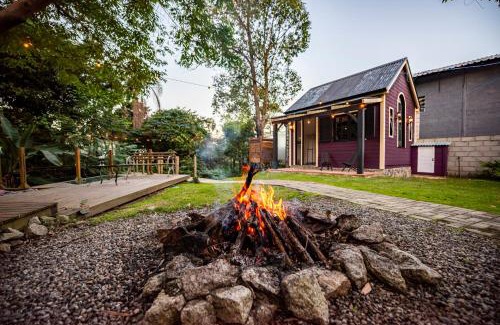 Ribanceira House | Tiny House com Banheira Privativa, Deck no Jardim com Rede Suspensa sobre o Riacho e Lareira Externa em Meio à Natureza