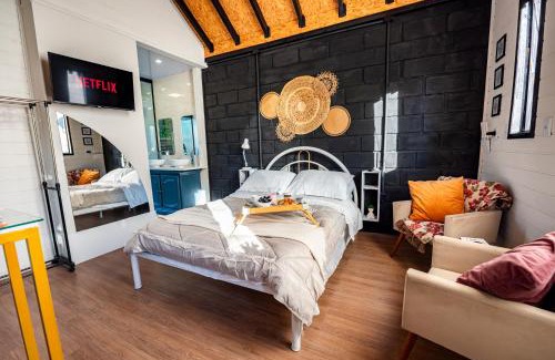 Ribanceira House | Tiny House com Banheira Privativa, Deck no Jardim com Rede Suspensa sobre o Riacho e Lareira Externa em Meio à Natureza