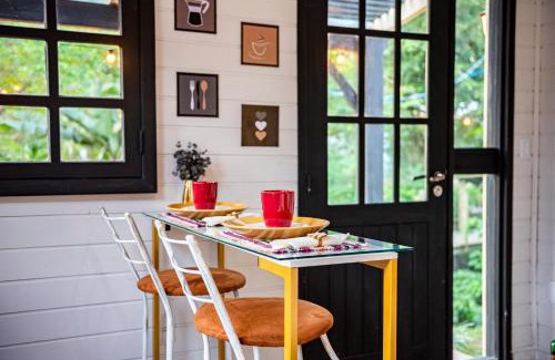 Ribanceira House | Tiny House com Banheira Privativa, Deck no Jardim com Rede Suspensa sobre o Riacho e Lareira Externa em Meio à Natureza