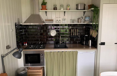 Burgerbrug Cottage | Tiny house with private green garden near beach