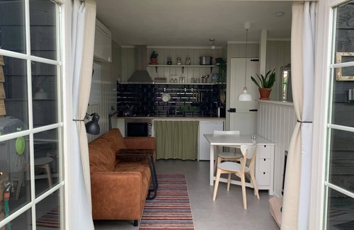 Burgerbrug Cottage | Tiny house with private green garden near beach