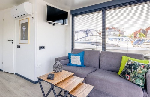 Municipality of Uitgeest Boat Rental | Tiny houseboat on the Uitgeestermeer lake