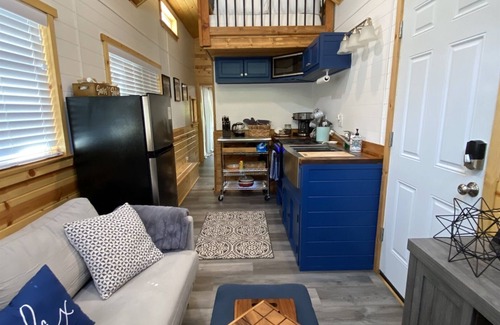 Kingston Cottage | Tiny Texoma cabin, big fall vibes & cozy fireside
