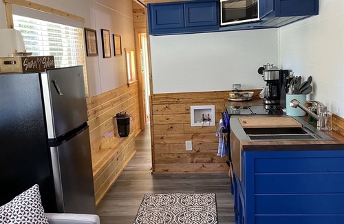 Kingston Cottage | Tiny Texoma cabin, big fall vibes & cozy fireside