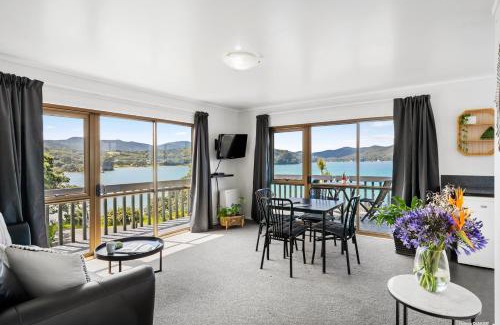 Tryphena Cabin | Tipi and Bobs Waterfront Lodge