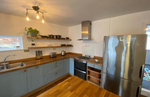 New Forest District House | Tipsy Cottage with fire-pit and BBQ