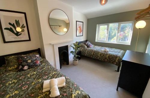 New Forest District House | Tipsy Cottage with fire-pit and BBQ