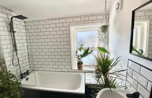 New Forest District House | Tipsy Cottage with fire-pit and BBQ