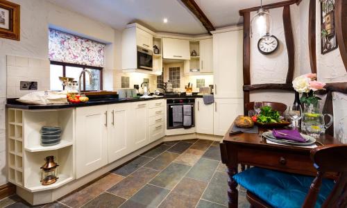 Kendal House | Tipsy Gin Cottage