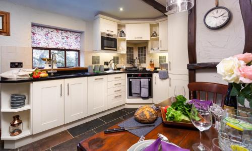 Kendal House | Tipsy Gin Cottage