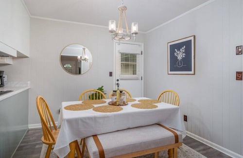 Northport House | Tipsy Tide - 2.9 miles to UA - 6 HDTVs!
