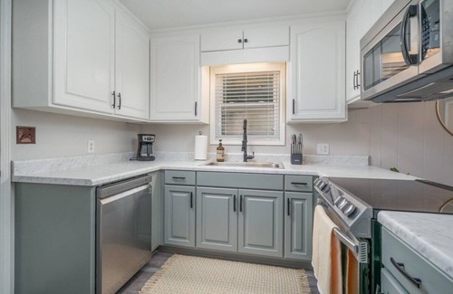 Northport House | Tipsy Tide - 2.9 miles to UA - 6 HDTVs!