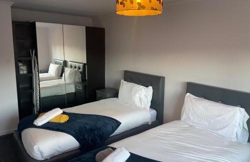Tipton Apartment | Tipton 2 Bedroomed long Stay Pad van or car free parking