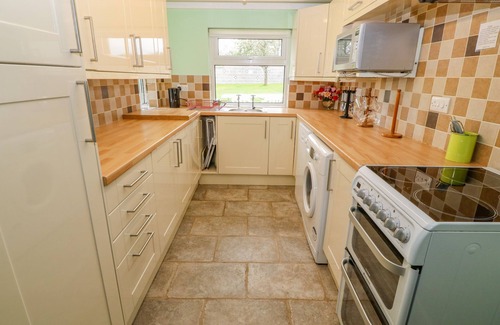 Edern Cottage | TIR BEDW, family friendly, character holiday cottage in Edern
