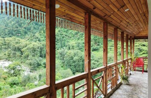 Banjar House | Tirthan Majestic View Homestay