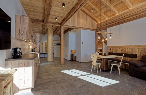 San Giacomo Apartment | "Tischlerhof Zirm" vacation apartment with balcony and mountain view