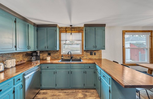 Ashwaubenon House | Titletown Hideaway: Spacious Boho 4 Bedroom Home by RedAwning