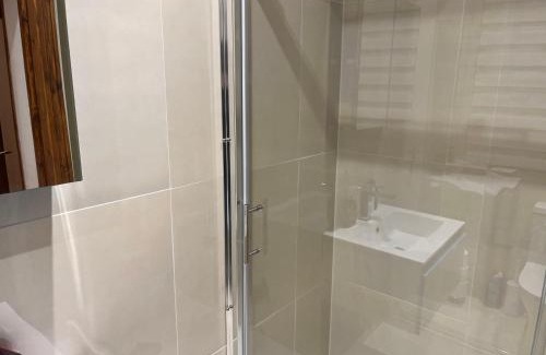 Manor Bed & Breakfast | TJ Homes - Luxury Studio Suite with Garden View - Next to tube station London