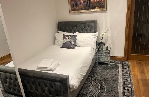 Manor Bed & Breakfast | TJ Homes - Luxury Studio Suite with Garden View - Next to tube station London