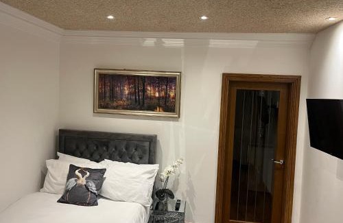 Manor Bed & Breakfast | TJ Homes - Luxury Studio Suite with Garden View - Next to tube station London