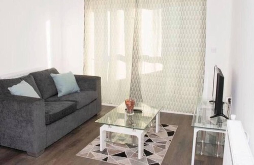 West Thurrock Apartment | TMS Beautiful 2BR Apartment! Ensuite! Lakeside