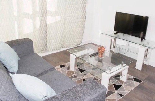 West Thurrock Apartment | TMS Beautiful 2BR Apartment! Ensuite! Lakeside