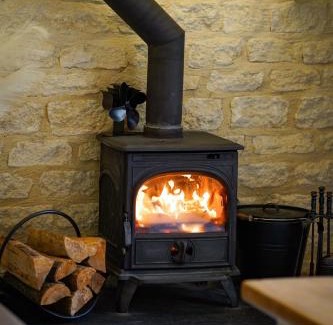 Cirencester House | Toad Hall Lake Access & Pet Friendly