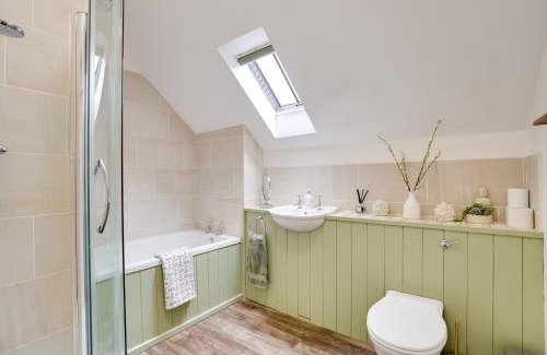 Cirencester House | Toad Hall Lake Access & Pet Friendly