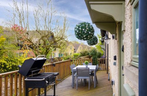 Cirencester House | Toad Hall Lake Access & Pet Friendly