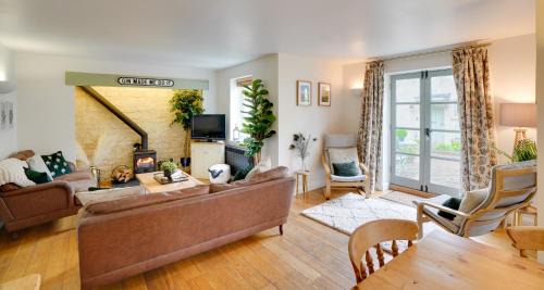 Cirencester House | Toad Hall Lake Access & Pet Friendly
