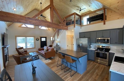 Rogers Cabin | Toasted Marshmellow - Natural Bridge, Hot Tub, New
