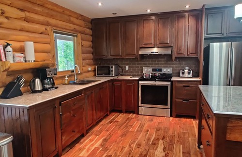Northern Bruce Peninsula Cottage | Tobermory Peaceful Private Entire Log Cottage Spacious Fully Equipped