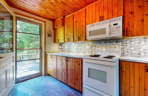 Northern Bruce Peninsula Cottage | Tobermory Waterfront Cottage @ Singing Sands Beach