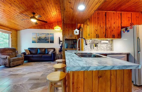 Northern Bruce Peninsula Cottage | Tobermory Waterfront Cottage @ Singing Sands Beach