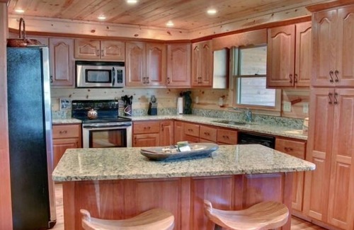 Suches Cabin | Toccoa River Cabin - Beautiful! Fishing! Tubing! Hiking!