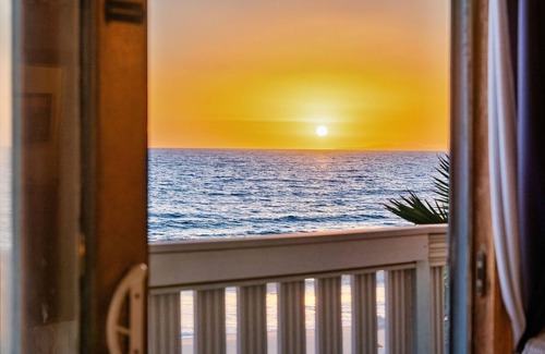 Mussel Shoals House | Toes in the Sand! Great Location!
