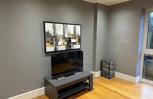 Ealing Common Apartment | Together in Ealing, Modern 2-Bed Flat with Garden, Patio & Parking & Sleeps 5