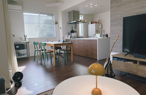 Suginami House | Tokyo Designer House w/2 Bedrooms (1 Queen Size Bed + 2 single Beds)