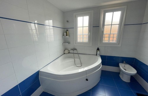 Almeria House | Tokyo Rooms (El Playazo) - Habitación PREMIUM con baño privado