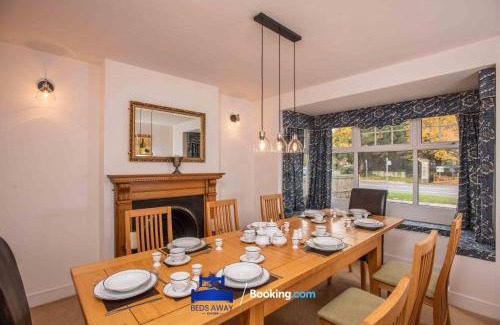 Oxford House | Tolkien View House in Oxford By Beds Away Short Lets & Serviced Accommodation With Outdoor Fireplace & Free Private Parking