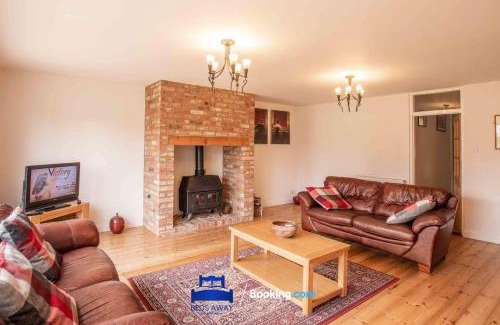 Oxford House | Tolkien View House in Oxford By Beds Away Short Lets & Serviced Accommodation With Outdoor Fireplace & Free Private Parking