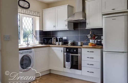 Frampton Cottage | TOLL LODGE, pet friendly, with open fire in Frampton