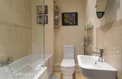Frampton Cottage | TOLL LODGE, pet friendly, with open fire in Frampton