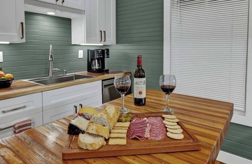 New Braunfels House | Tolle Haus: W/pool & Firepit-walk to Schlitterbahn, Comal Chutes & Downtown!