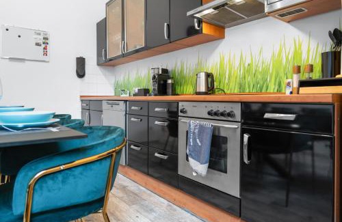 Ruhrort Apartment | Tolles Design, hochwertig, Vollausstattung, 3 Zimmer, großes Bad & Gäste-WC, große Küche, 3 x Smart TV, 11 min zum Hbf Duisburg