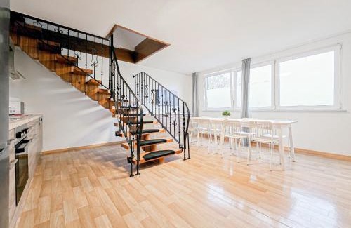Buchholz Apartment | Tolstov Apartments - 4 Room Maisonette Apartment - 25 min Messe DUS
