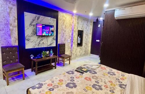 Jangpura Hotel | Tom stay - 10 min Walking Distance Nizamuddin Railway Station