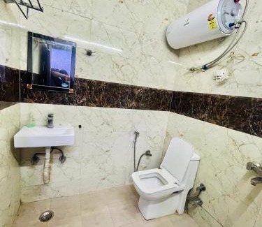 Jangpura Hotel | Tom stay - 10 min Walking Distance Nizamuddin Railway Station