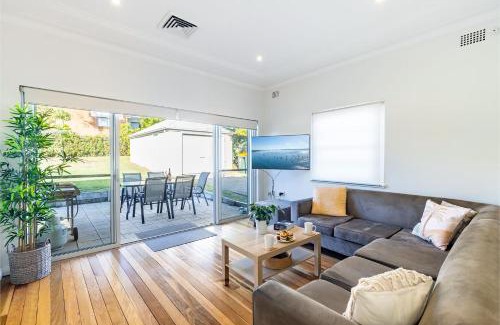 Shoal Bay House | Tomaree Cottage 12 Tomaree Road - 200 mtrs to Beach - Pet Friendly, linen, WiFi & aircon